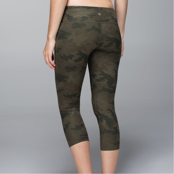 Lululemon Wunder Under Crop - Picture 2 of 5